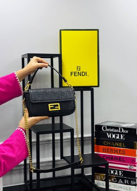 حقيبة FENDI✨حجم القاعدة 24 سم