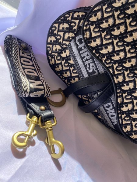 حقيبة dior saddle✨حجم القاعدة 25