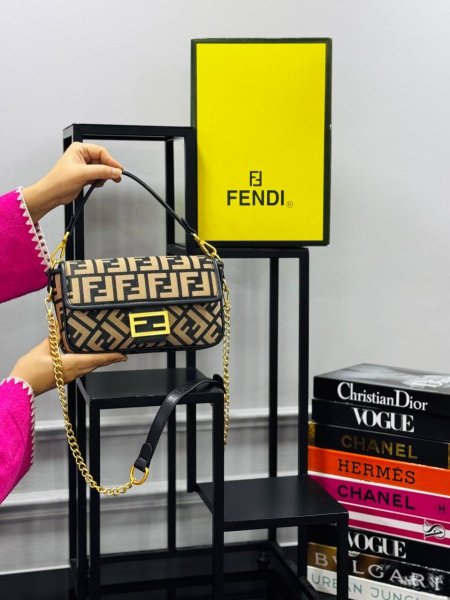 حقيبة FENDI✨ حجم القاعدة 24 سم