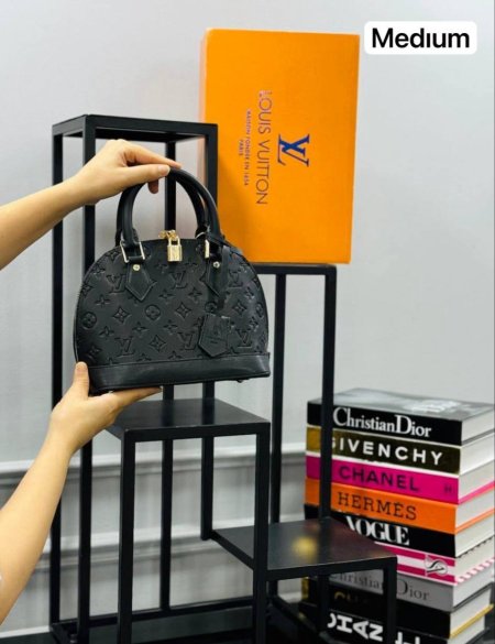 حقيبة LOUIS VUITTON✨ حجم القاعدة 27 سم