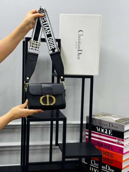حقيبة CHRISTIAN DIOR✨ حجم القاعدة 19 سم
