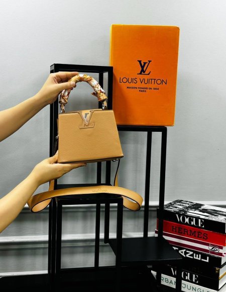حقيبة LOUIS VUITTON✨حجم القاعدة 18 سم
