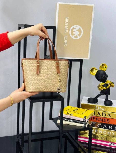 حقيبة MICHAEL KORS✨حجم القاعدة 28 سم