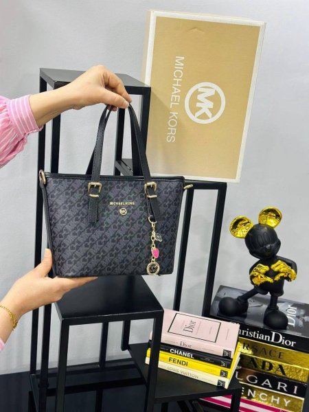 حقيبة MICHAEL KORS✨ حجم القاعدة 28سم
