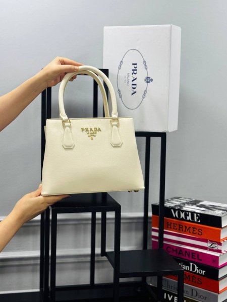 حقيبة PRADA✨حجم القاعدة 30سم