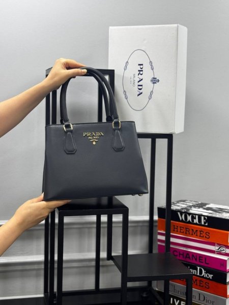 حقيبة PRADA✨ حجم القاعدة 30 سم