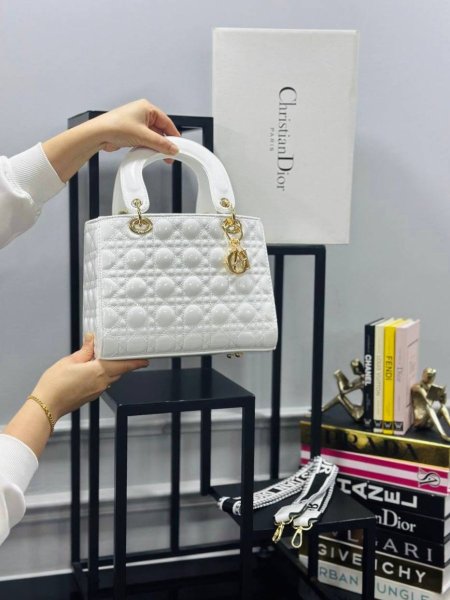 حقيبة CHIRISTIAN DIOR✨حجم القاعدة 25 سم