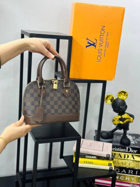 حقيبة LOUIS VUITTON✨ حجم القاعدة 27 سم