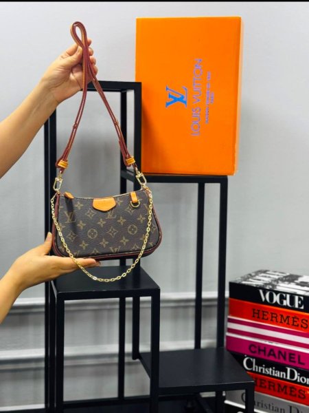 حقيبة Louis Vuitton✨ حجم القاعدة 18 سم