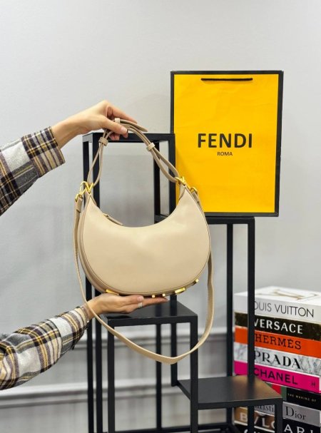 حقيبة FENDI✨ حجم القاعدة 22 سم