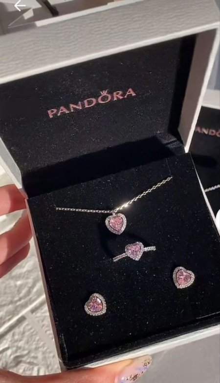 طقم Pandora ✨ ب اكثر من لون