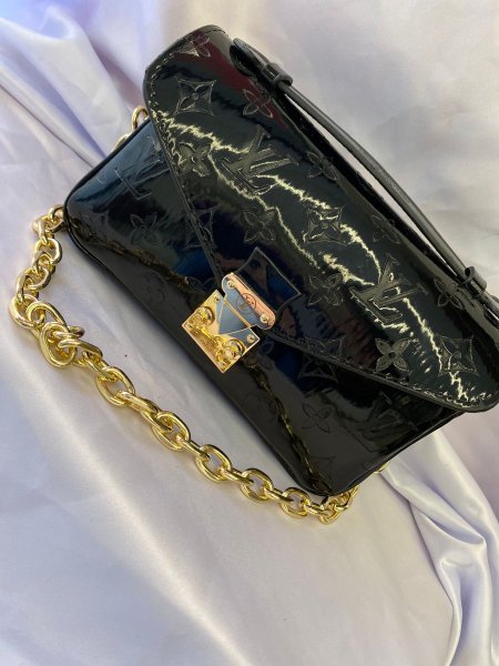 حقيبة LOUIS VUITTON✨ حجم القاعدة 20 سم