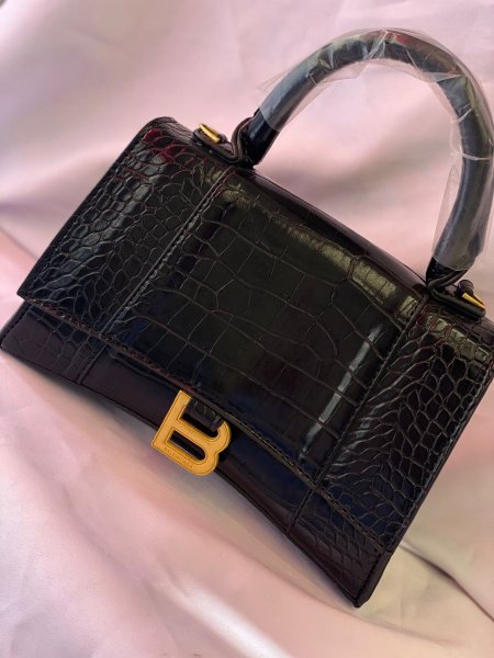 حقيبة BALENCIAGA ✨حجم القاعدة 22 سم