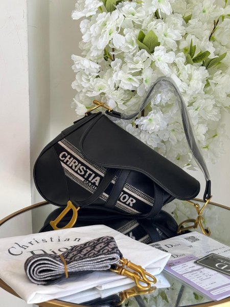 حقيبة Dior saddle حجم القاعدة 25 سم