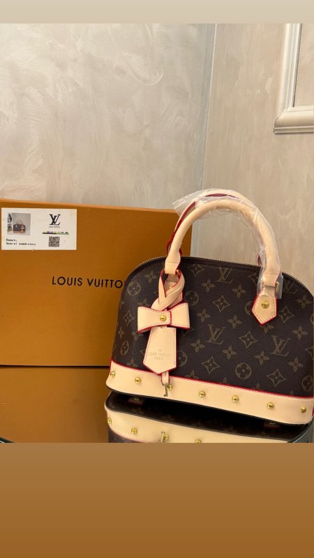 حقيبة Louis Vuitton حجم القاعدة 26 سم