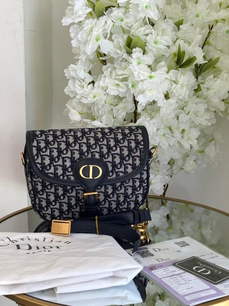 حقيبة Dior  حجم القاعدة 18 سم