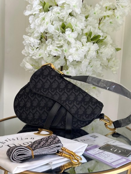 حقيبة Dior Saddle حجم القاعدة 25 سم
