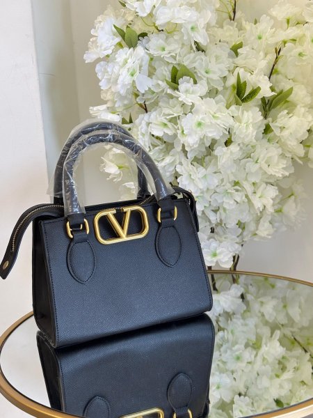 حقيبة Valentino حجم القاعدة 22 سم