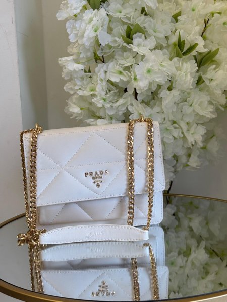 حقيبة Prada حجم القاعدة 20 سم