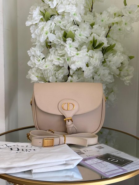 حقيبة Dior حجم القاعدة 18 سم