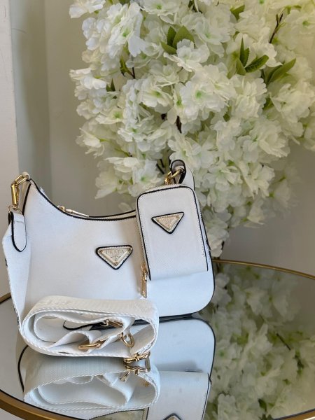حقيبة Prada حجم القاعدة 20 سم
