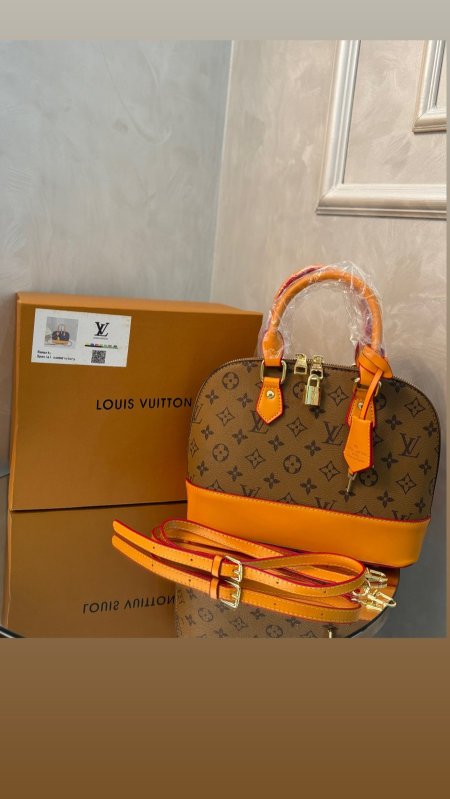 حقيبة Louis Vuitton حجم القاعدة 26 سم