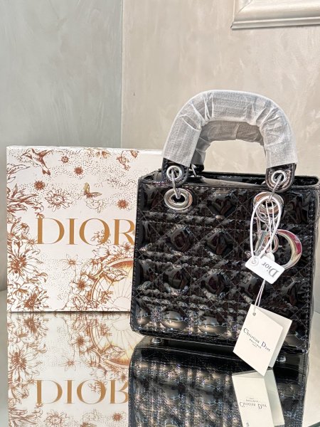 حقيبة Christian Dior حجم القاعدة 19 سم