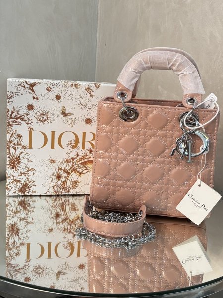 حقيبة Christian Dior حجم القاعدة 19سم