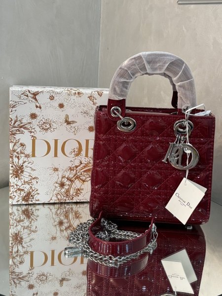 حقيبة Christian Dior حجم القاعدة 19 سم