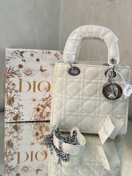 حقيبة Christian Dior حجم القاعدة 19 سم