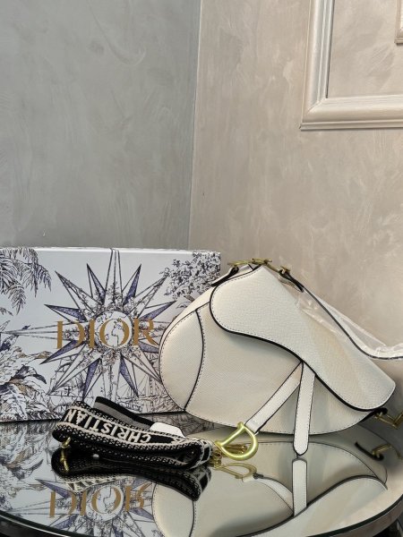 حقيبة Dior Saddle حجم القاعدة 25 سم