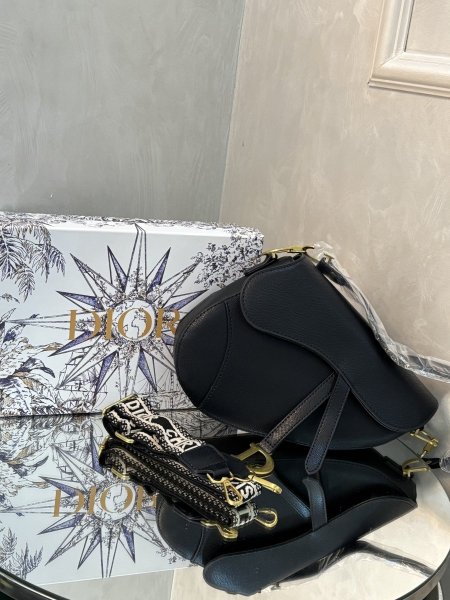 حقيبة Dior Saddle حجم القاعدة 25 سم