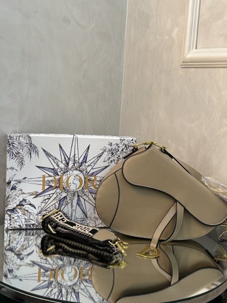 حقيبة Dior Saddle حجم القاعدة 25 سم
