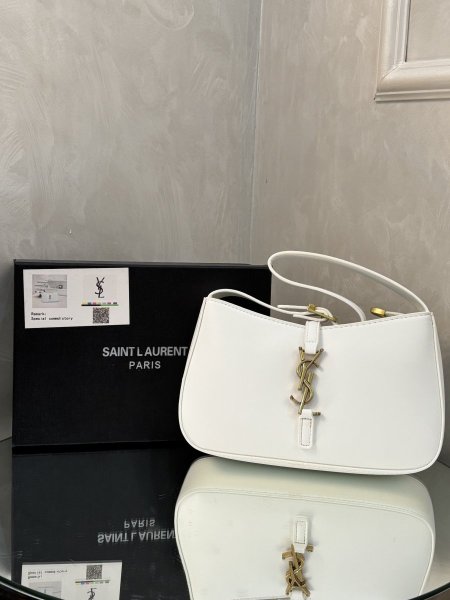 حقيبة Saint Laurent حجم القاعدة 23 سم