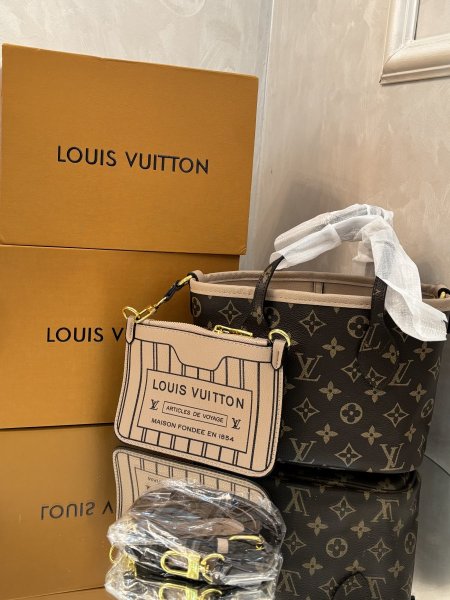 حقيبة Louis Vuitton حجم القاعدة 21 سم