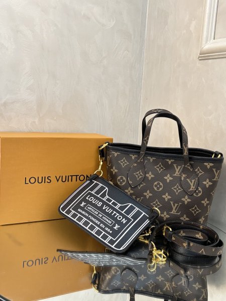 حقيبة Louis Vuitton حجم القاعدة 21 سم