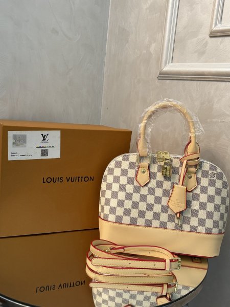 حقيبة Louis Vuitton حجم القاعدة 26 سم