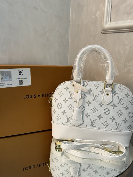 حقيبة Louis Vuitton حجم القاعدة 26 سم
