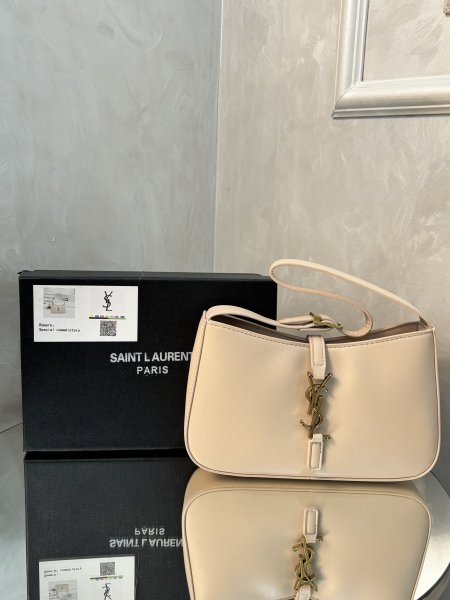 حقيبة Saint Laurent حجم القاعدة 23سم