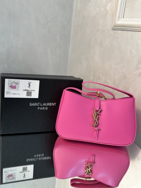 حقيبة Saint Laurent حجم القاعدة 23 سم