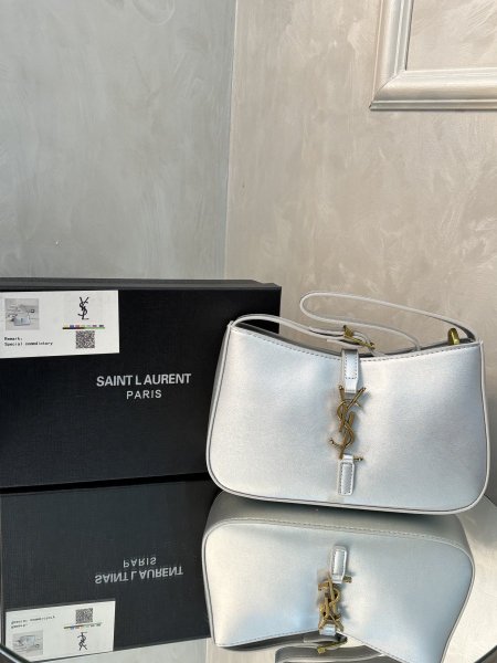 حقيبة Saint Laurent حجم القاعدة 23 سم