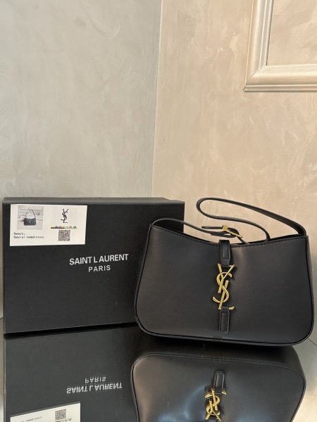 حقيبة Saint Laurent حجم القاعدة 23 سم