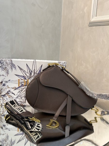 حقيبة Dior Saddle حجم القاعدة 25 سم