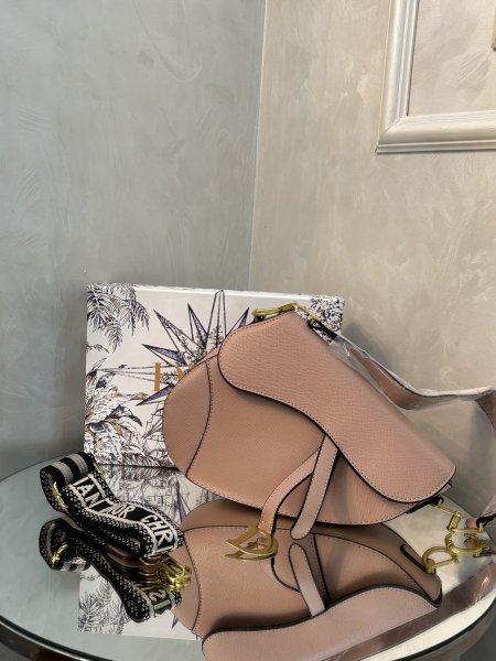 حقيبة Dior Saddle حجم القاعدة 25 سم