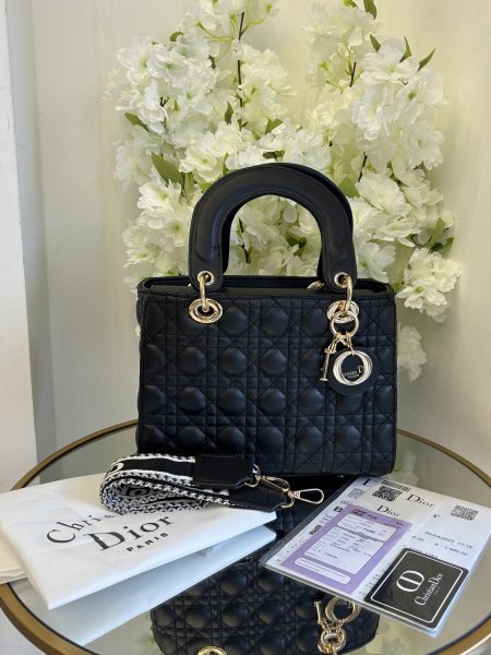 حقيبة lady Dior حجم القاعدة 25 سم