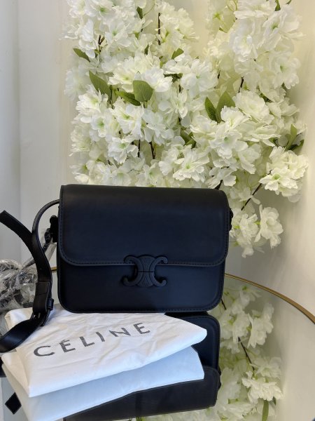 حقيبة Celine حجم القاعدة 19 سم