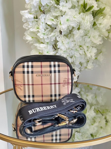 حقيبة Burberry حجم القاعدة 20 سم