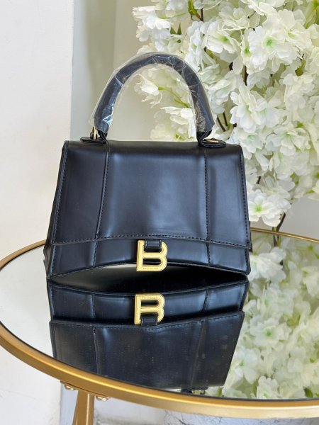 حقيبة Balenciaga حجم القاعدة 22 سم