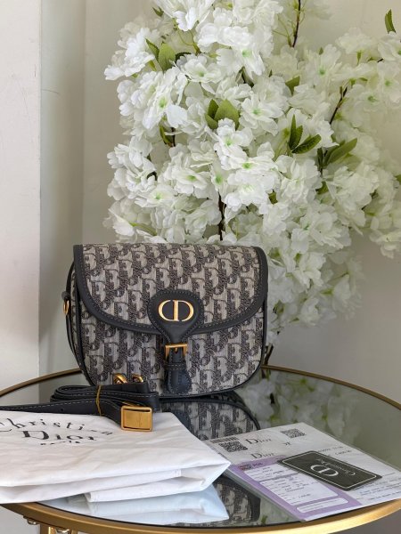 حقيبة Dior حجم القاعدة 18 سم