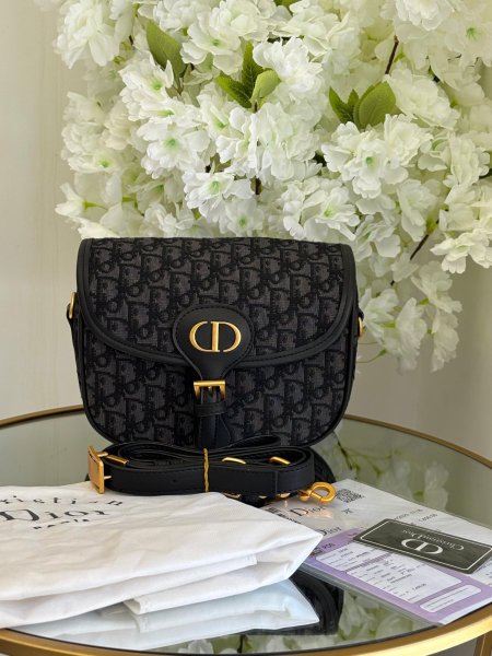 حقيبة Dior حجم القاعدة 18 سم